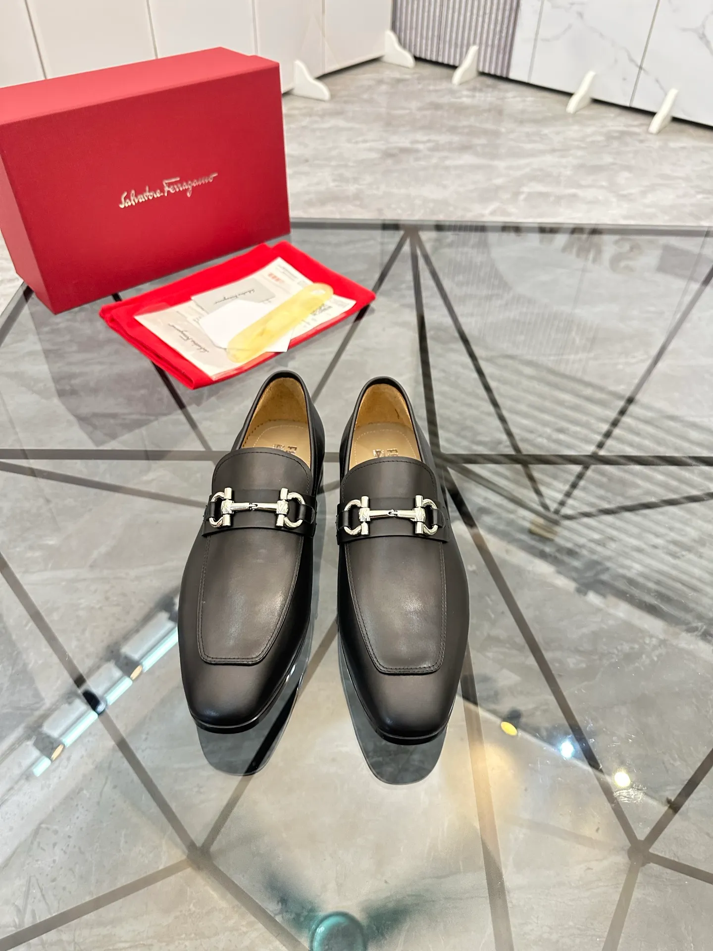Men's shoes: 💰P640¥ High-end quality Product trademark: Ferragamo* "Ferragamo*" leather shoes Regular size: 38-44 (can be customized to 45.46.) Product materials: imported first-layer cowhide leather upper, cowhide lining, original outsole. Number: 688